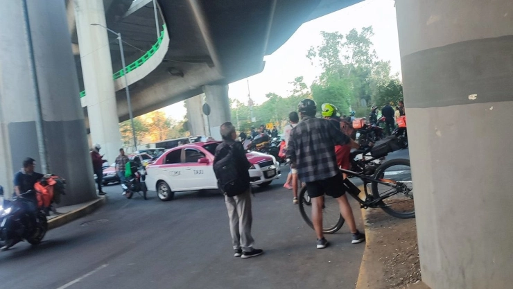 Manifestaciones en CDMX hoy 26 de febrero_ Taxistas bloquean Periférico Sur.jpg