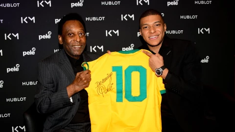 Pelé y Kylian Mbappé juntos