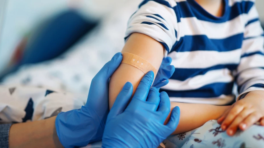 Vacunación contra el sarampión en un niño.