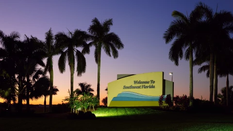 una vista del hermoso aeropuerto de Fort Myers al caer la noche.