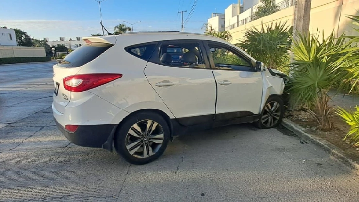 ¡Accidente dominguero en Cancún! Conductor choca contra poste en la avenida 135
