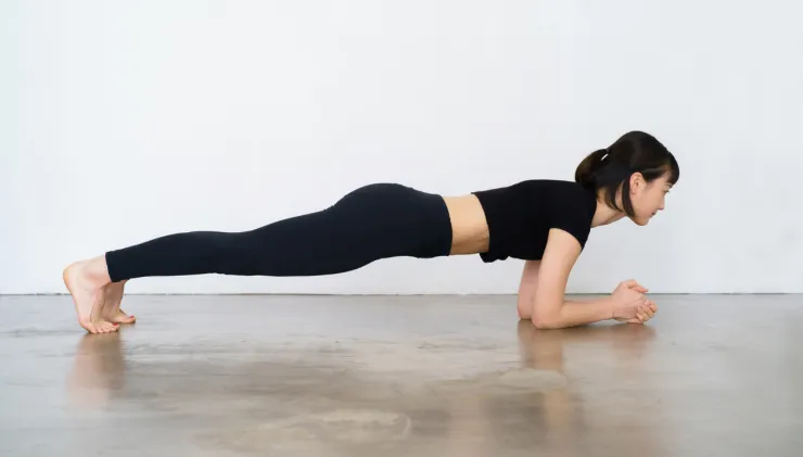 mujer haciendo plancha
