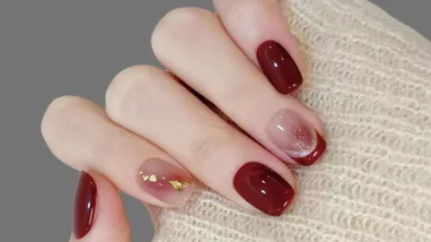 French con láminas de oro - Diseños de uñas para San Valentín 2026