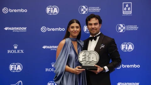 Checo Pérez, piloto de Red Bull, y su esposa Carola.jpg