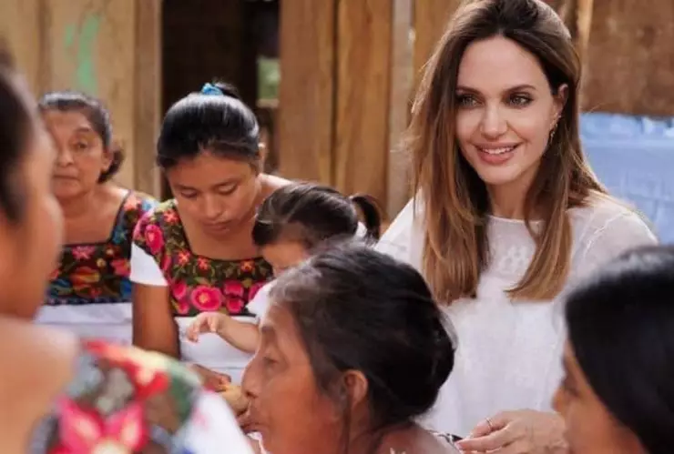 Angelina Jolie visitó una comunidad de mujeres mayas en Tulum