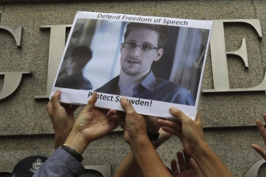 El fundador de WikiLeaks, Julian Assange, pidió a la Unión Europea que proteja a Edward Snowden, quien al revelar información de EUA alertó del espionaje a sus países