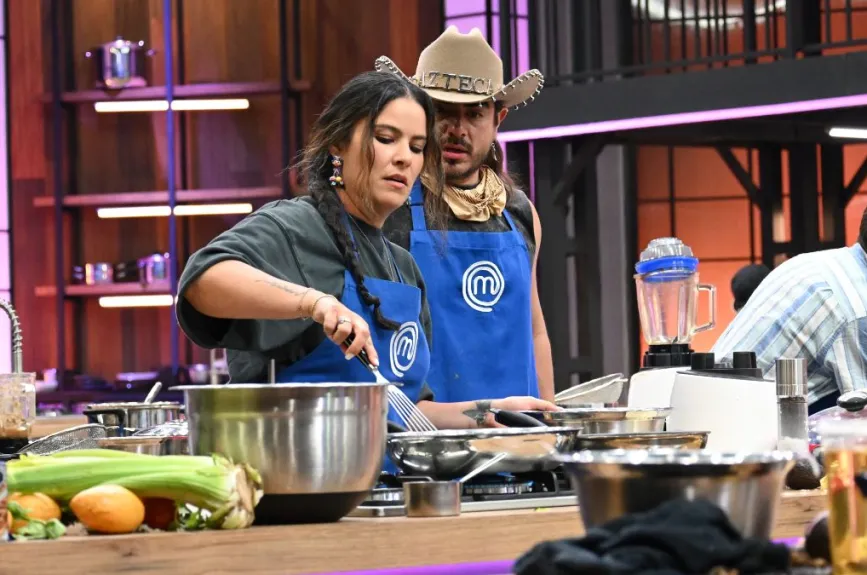 Litzy muy concentrada en su platillo en MasterChef Celebrity 2024.