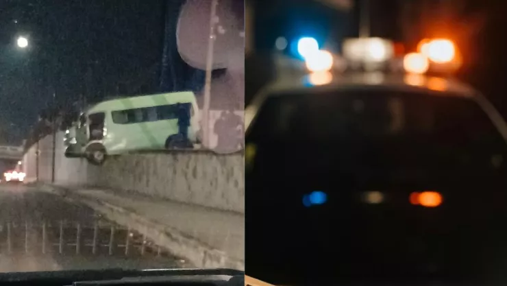 Tras accidente en el Boulevard Vicente Suárez, combi estuvo a punto de caer al vacío en Puebla