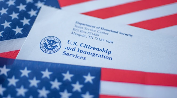 Un sobre del Servicio de Ciudadanía e Inmigración de Estados Unidos.