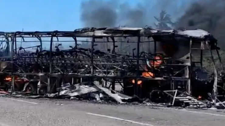 Camion calcinado en Mazatlán