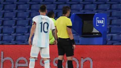 Argentina empata con Paraguay tras gol anulado a Messi