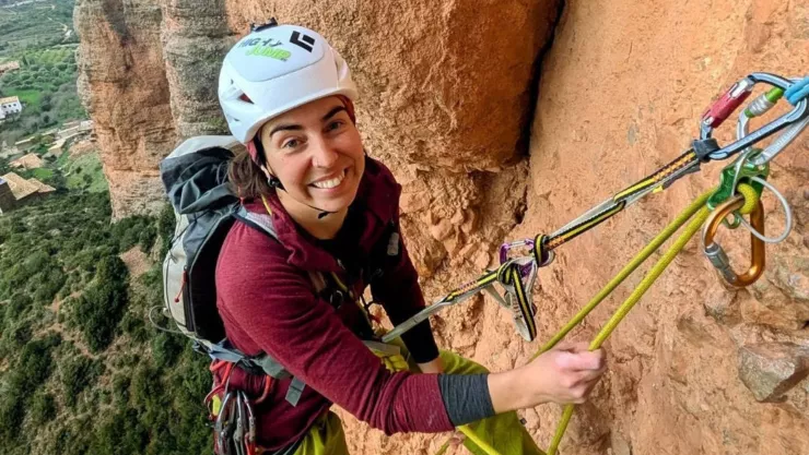 Muere reconocida conductora de televisión a los 34 años en un trágico accidente; ¿cómo ocurrió?