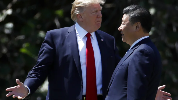 Fotografía de archivo del 7 de abril de 2017 del presidente de Estados Unidos Donald Trump caminando con el presidente de China Xi Jinping tras sus reuniones en Mar-a-Lago en Palm Beach, Florida. Imagen: AP
