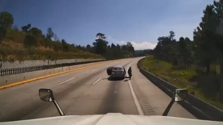 VIDEO FUERTE: Captan violeto asalto a un tráiler en la autopista México-Puebla