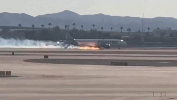 El avi&oacute;n en llamas en la pista de aterrizaje de Las Vegas