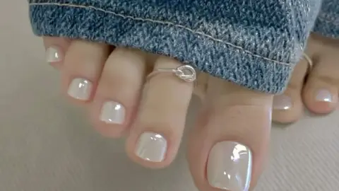 9 modelos de uñas para pies que se ven elegantes en cualquier tono de piel