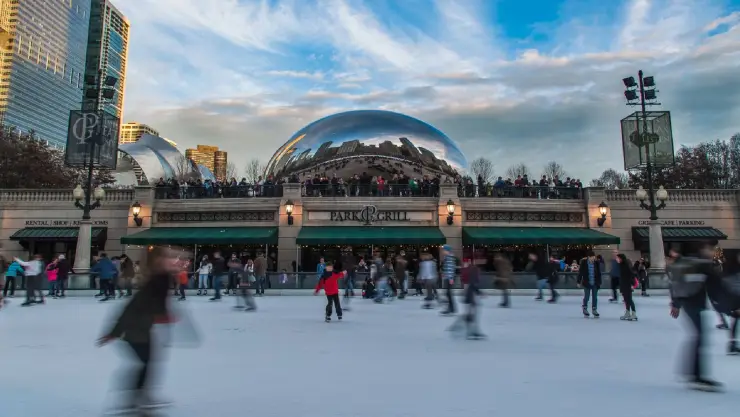 gente disfruta del invierno en esta pista de patinaje