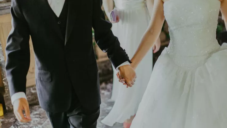 Novia muere de un infarto en su boda y casan a la hermana