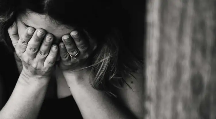 hombre agrede sexualmente mujer .jpg