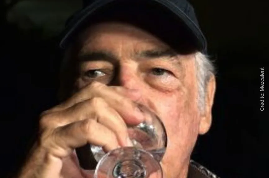 Andrés Garcia bebiendo.jpg