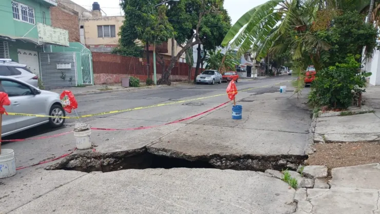 ¡Nuevo socavón en Guadalajara! Vecinos de la colonia Independencia reportan un nuevo agujero debido a las lluvias