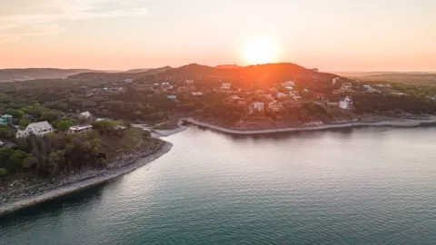 Canyon Lake a la orillas del río.
