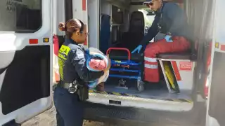 Policías ayudan a mujer a dar a luz en Barranca Honda, Puebla