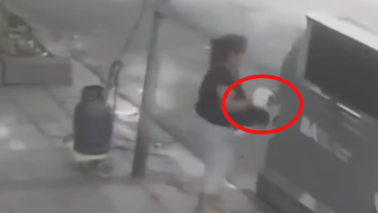 Perrita es arrojada a la basura
