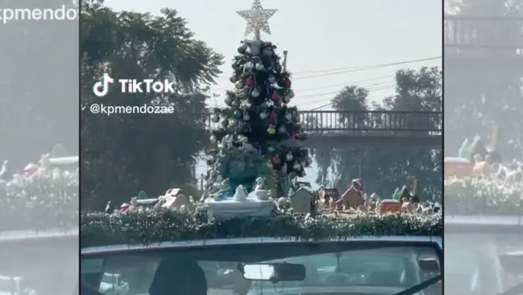 Decoran techo de auto de Navidad y recorre la ciudad