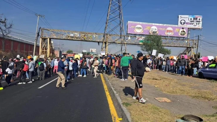 Bloquean de forma intermitente la México-Lechería, demandan agua