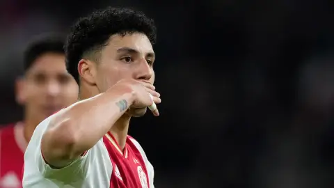 Jorge Sánchez celebra su primer gol con el Ajax