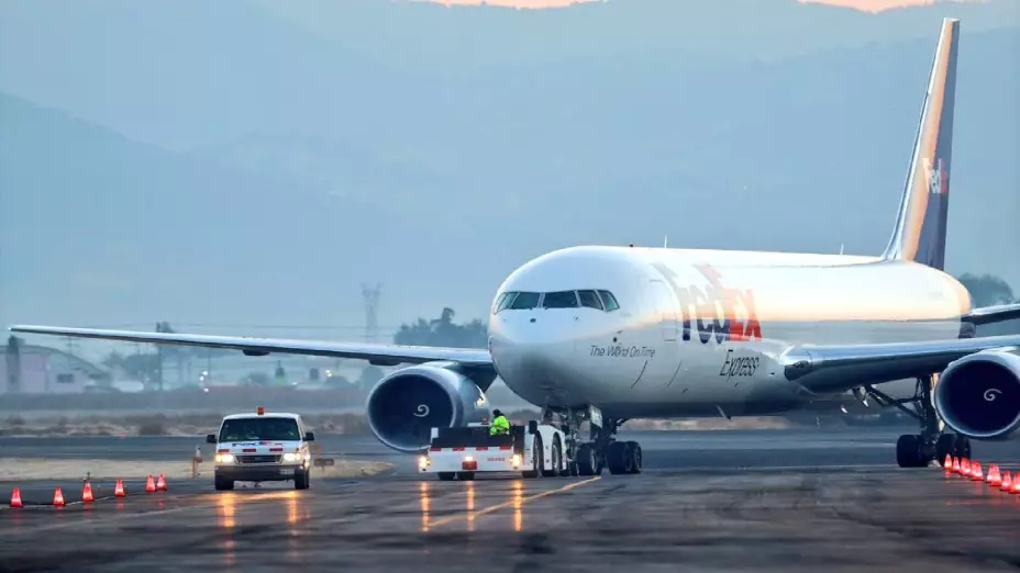 Llegan más de 2 millones de vacunas de Moderna al aeropuerto de Toluca