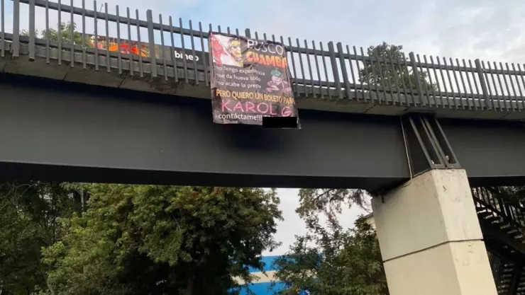 Seguidores de Karol G se vuelven virales con curiosos letreros buscando boletos