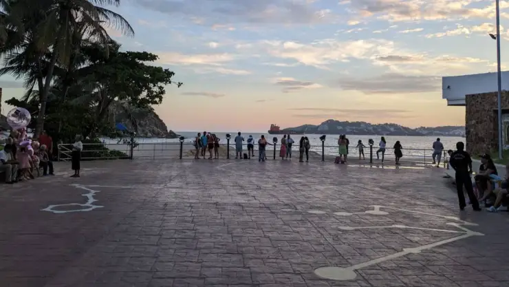 Accesos a playa Zona Dorada de Acapulco