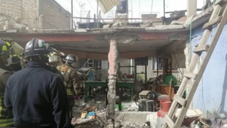 Explota casa en Tláhuac por fuga de gas, una mujer resultó herida