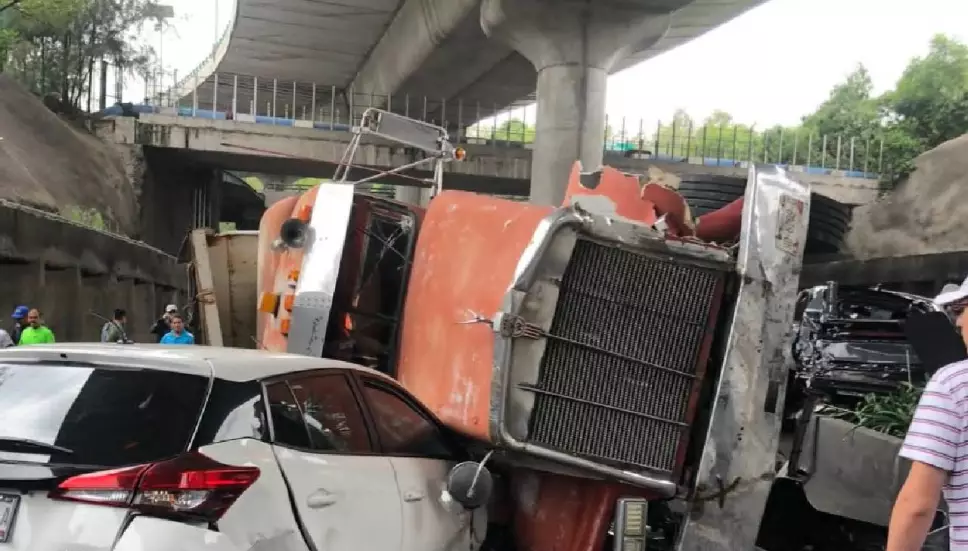 Camión torton se queda sin frenos y provoca mega accidente en Periférico