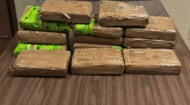 Los paquetes de cocaína encontrados por la CBP dentro de un vehículo en la frontera de Texas