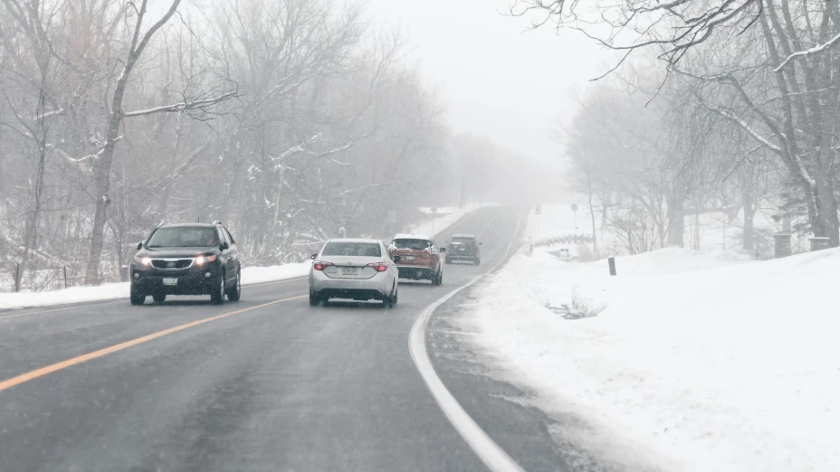 Vehículos sobre carretera nevada