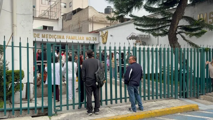 ¡Alarma en la GAM! Evacúan clínica del IMSS por incendio en zona de almacenes