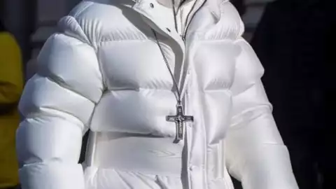 Usuarios de la Inteligencia Artificial Midjourney compartieron la imagen creada condicha IA donde representan al Papa Francisco con una chamarra de color blanco.