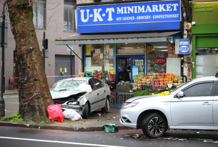 Hombre mayor pierde el control de su vehículo y deja varios heridos en Londres