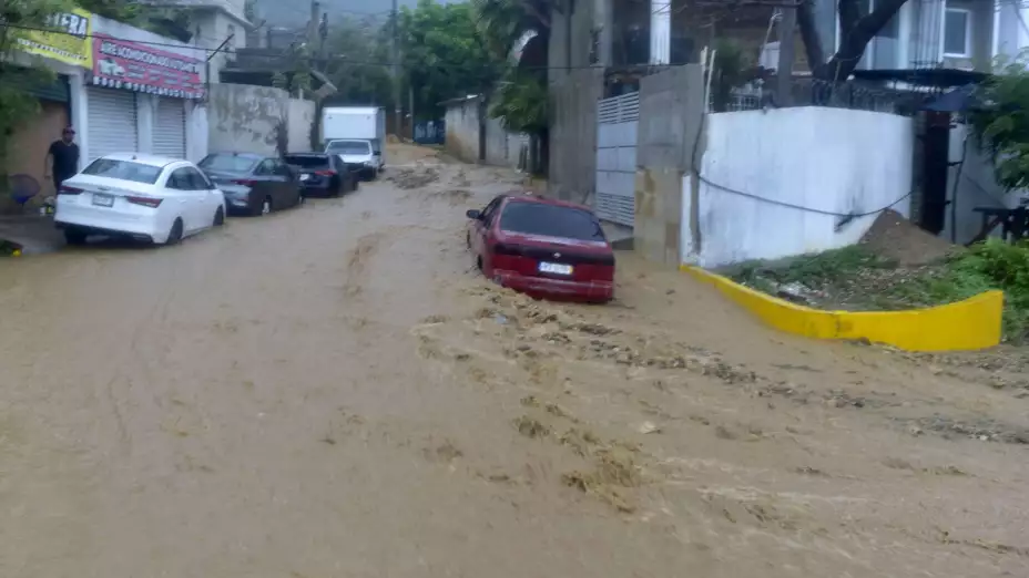 Autos bajo el agua por inundaciones en Acapulco.