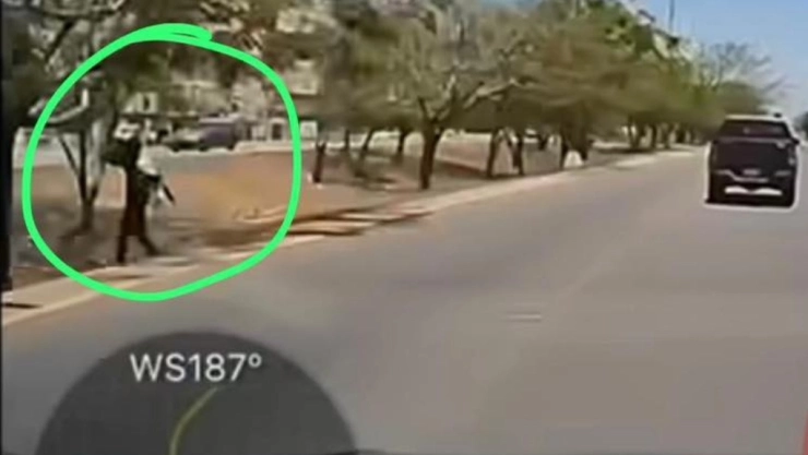Cruza CORRIENDO el Periférico de Mérida y casi ocurre una tragedia; todo quedó grabado en vide