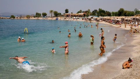 Grecia se enfrenta peor ola de calor en 34 años.