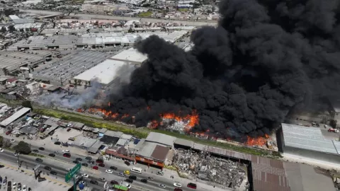 Fotografía aérea del incendio en planta recicladora de Tijuana