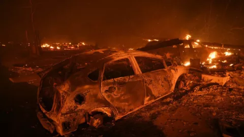 Incendios en Los Ángeles calcinan carros