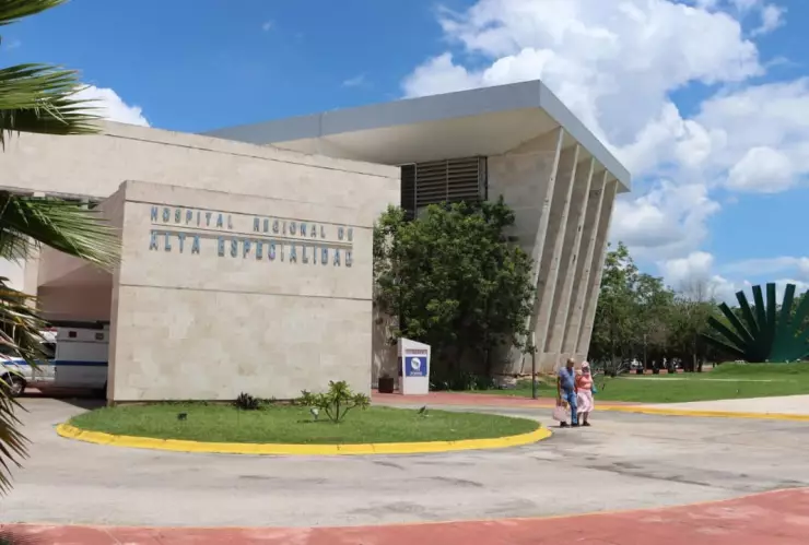 Elevador colapsa con 12 personas en hospital de Yucatán