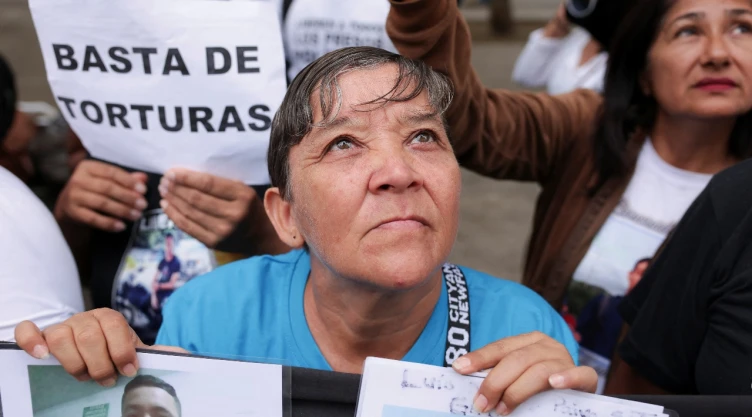 Familiares de detenidos protestan frente a la Fiscalía General de Venezuela para denunciar lo que consideran tortura y maltrato a sus parientes en la prisión de El Rodeo y otros centros de detención, en Caracas, Venezuela , el 15 de abril de 2026.