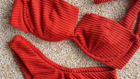 Los bikinis con textura en tonos clásicos resaltan sin dejar de ser elegantes