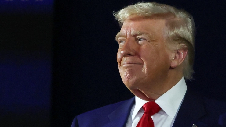 Trump afirma que “le gustaría ser Papa” durante charla en Washington